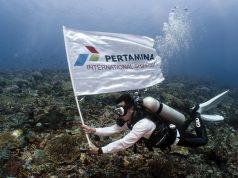 PIS Gelar Upacara Bendera di Bawah Laut & Transplantasi Terumbu Karang di Labuan Bajo