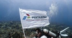 PIS Gelar Upacara Bendera di Bawah Laut & Transplantasi Terumbu Karang di Labuan Bajo