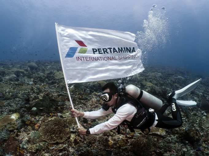 PIS Gelar Upacara Bendera di Bawah Laut & Transplantasi Terumbu Karang di Labuan Bajo