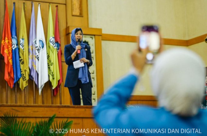 Meutya Hafid Ajak Mahasiswa Gabung AI Talent Factory