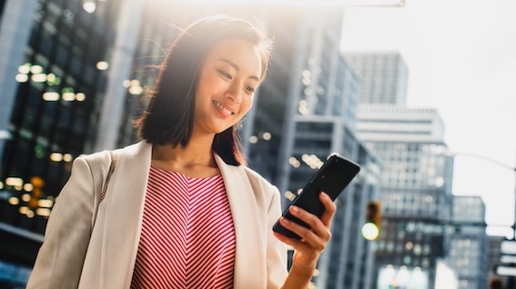 Foto 1 - Ilustrasi smart shopper saat berbelanja online di kanal LazMall di Lazada