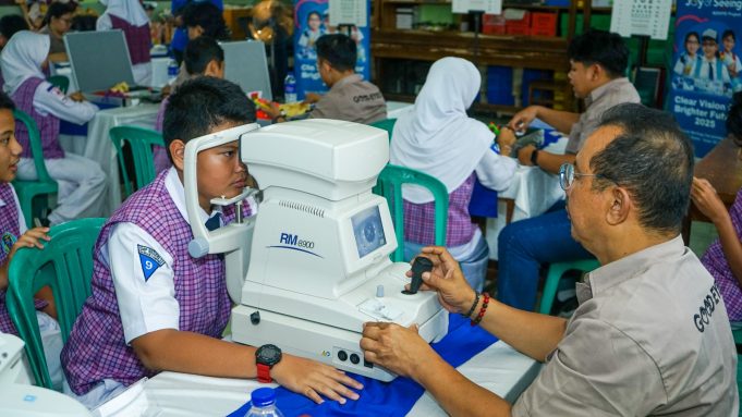 ROHTO Peduli Bagikan 1.200 Kacamata Gratis untuk Memperingati Hari Penglihatan Dunia
