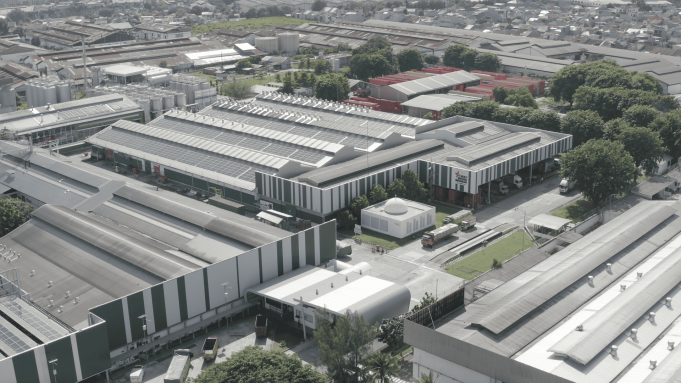 Fasilitas Produksi Multi Bintang Indonesia Gunakan 99% Energi Terbarukan