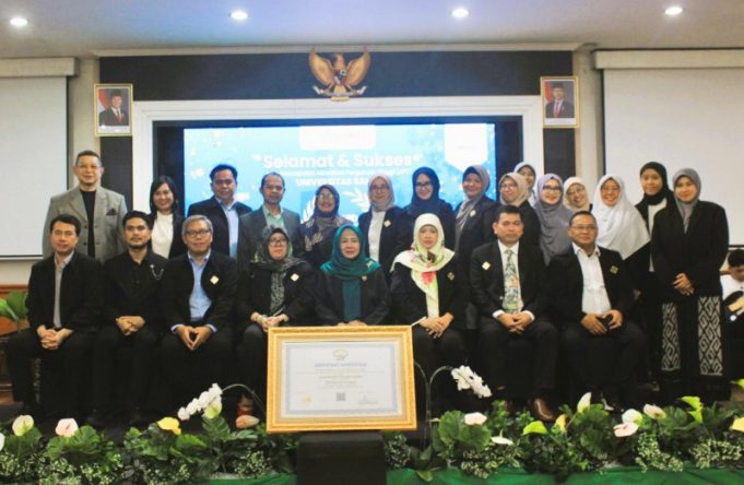 Serah Terima Sertifikat Akreditasi Perguruan Tinggi (APT) Universitas Usahid dengan Peringkat Unggul