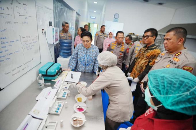 Kapolri-Ketua Komisi IV Tinjau SPPG di Jateng, Pastikan Dukung MBG