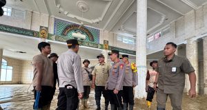 Kapolri Tinjau Pembersihan SD dan Masjid Terdampak Bencana di Aceh Tamiang