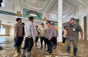 Kapolri Tinjau Pembersihan SD dan Masjid Terdampak Bencana di Aceh Tamiang