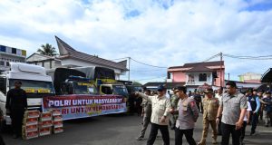 Kapolri Dampingi Presiden Cek Lokasi Pengungsian Korban Banjir di Tapanuli Tengah