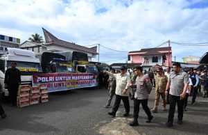 Kapolri Dampingi Presiden Cek Lokasi Pengungsian Korban Banjir di Tapanuli Tengah