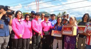 Ketum Bhayangkari Beri Bantuan hingga Hibur Anak-anak Korban Bencana di Tapanuli Tengah