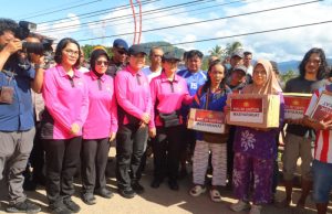 Ketum Bhayangkari Beri Bantuan hingga Hibur Anak-anak Korban Bencana di Tapanuli Tengah
