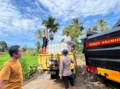 Polri distribusikan Air Bersih dan Bantu Bersihkan Rumah Warga Terdampak Bencana di Agam Sumbar