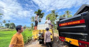 Polri distribusikan Air Bersih dan Bantu Bersihkan Rumah Warga Terdampak Bencana di Agam Sumbar