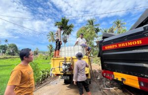 Polri distribusikan Air Bersih dan Bantu Bersihkan Rumah Warga Terdampak Bencana di Agam Sumbar
