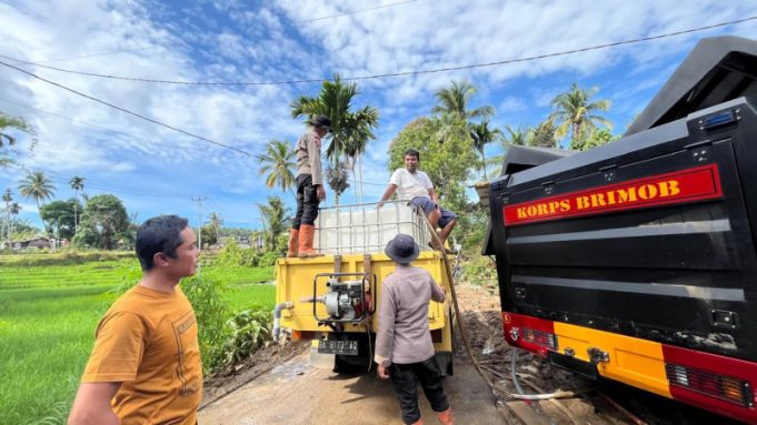 Polri distribusikan Air Bersih dan Bantu Bersihkan Rumah Warga Terdampak Bencana di Agam Sumbar