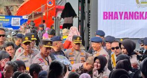 Kapolri Tinjau Posko Pengungsian di Aceh Tamiang, Salurkan Bantuan ke Korban Bencana