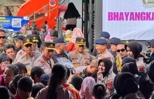 Kapolri Tinjau Posko Pengungsian di Aceh Tamiang, Salurkan Bantuan ke Korban Bencana