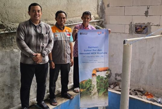 BRI Life Ulurkan Bantuan Penyediaan Air Bersih dan Sanitasi MCK di Desa Terdampak Banjir Bandang Sukabumi Jawa Barat