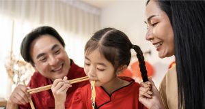 Kenapa Mie Imlek Nggak Boleh Dipotong? Ini Filosofinya!