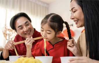 Kenapa Mie Imlek Nggak Boleh Dipotong? Ini Filosofinya!