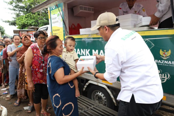 BAZNAS RI Bagikan Hidangan Berkah Ramadan bagi Masyarakat Prasejahtera di Kampung Pemulung Tebet