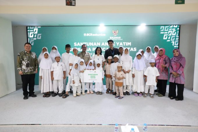 Bersama BAZNAS RI, BCA Sekuritas Beri Santunan untuk Anak Yatim