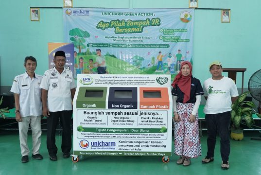 Dukung Penerapan EPR, Unicharm Edukasi Pilah Sampah ke Masyarakat di Karawang
