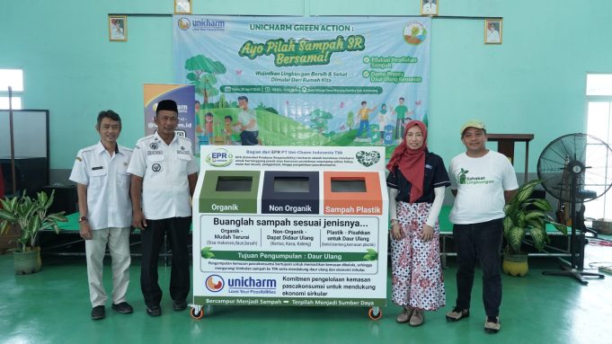 Dukung Penerapan EPR, Unicharm Edukasi Pilah Sampah ke Masyarakat di Karawang
