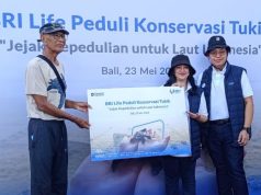 BRI Life Gelar Pelepasan Tukik, Dukung Konservasi Penyu di Pantai Kuta Bali
