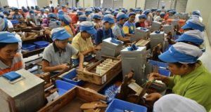 Larangan Bahan Tambahan Digodok, Industri Rokok Hadapi Ancaman PHK
