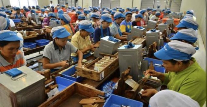 Larangan Bahan Tambahan Digodok, Industri Rokok Hadapi Ancaman PHK
