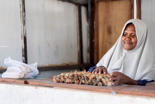 Demi Sekolah Anak dan Rumah yang Lebih Layak, Ibu Ragaia Terus Melangkah dari Pesisir Sorong, Papua Barat