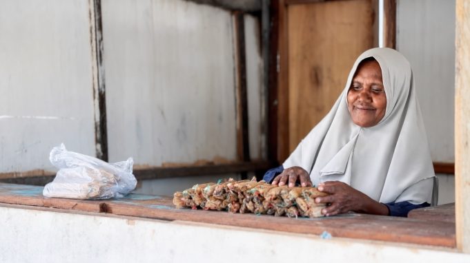 Demi Sekolah Anak dan Rumah yang Lebih Layak, Ibu Ragaia Terus Melangkah dari Pesisir Sorong, Papua Barat
