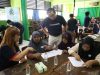 MSIG Life Bersama dengan ISCO Organization Gelar Workshop Literasi Keuangan “Pintar Atur Uang” Di SDN Kebon Melati 01 Pagi, Jakarta Pusat Jajaran manajemen MSIG Life dan karyawan mendampingi orang tua dari keluarga prasejahtera dampingan Indonesia Street Children Organization (ISCO Foundation) dalam workshop literasi keuangan "Pintar Atur Uang" di SDN Kebon Melati 01 Pagi, Jakarta Pusat, Sabtu (30/5). Melalui permainan dan aktivitas interaktif, para orang tua berlatih menyusun dan memprioritaskan anggaran keuangan serta membedakan kebutuhan dari keinginan; keterampilan keuangan dasar untuk mengelola pendapatan dan pengeluaran dengan bijak demi masa depan keluarga dan anak yang lebih cerah.