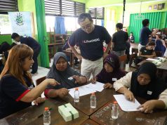 MSIG Life Bersama dengan ISCO Organization Gelar Workshop Literasi Keuangan “Pintar Atur Uang” Di SDN Kebon Melati 01 Pagi, Jakarta Pusat Jajaran manajemen MSIG Life dan karyawan mendampingi orang tua dari keluarga prasejahtera dampingan Indonesia Street Children Organization (ISCO Foundation) dalam workshop literasi keuangan "Pintar Atur Uang" di SDN Kebon Melati 01 Pagi, Jakarta Pusat, Sabtu (30/5). Melalui permainan dan aktivitas interaktif, para orang tua berlatih menyusun dan memprioritaskan anggaran keuangan serta membedakan kebutuhan dari keinginan; keterampilan keuangan dasar untuk mengelola pendapatan dan pengeluaran dengan bijak demi masa depan keluarga dan anak yang lebih cerah.