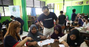 MSIG Life Bersama dengan ISCO Organization Gelar Workshop Literasi Keuangan “Pintar Atur Uang” Di SDN Kebon Melati 01 Pagi, Jakarta Pusat Jajaran manajemen MSIG Life dan karyawan mendampingi orang tua dari keluarga prasejahtera dampingan Indonesia Street Children Organization (ISCO Foundation) dalam workshop literasi keuangan "Pintar Atur Uang" di SDN Kebon Melati 01 Pagi, Jakarta Pusat, Sabtu (30/5). Melalui permainan dan aktivitas interaktif, para orang tua berlatih menyusun dan memprioritaskan anggaran keuangan serta membedakan kebutuhan dari keinginan; keterampilan keuangan dasar untuk mengelola pendapatan dan pengeluaran dengan bijak demi masa depan keluarga dan anak yang lebih cerah.