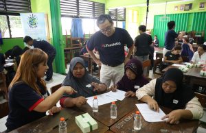 MSIG Life Bersama dengan ISCO Organization Gelar Workshop Literasi Keuangan “Pintar Atur Uang” Di SDN Kebon Melati 01 Pagi, Jakarta Pusat Jajaran manajemen MSIG Life dan karyawan mendampingi orang tua dari keluarga prasejahtera dampingan Indonesia Street Children Organization (ISCO Foundation) dalam workshop literasi keuangan "Pintar Atur Uang" di SDN Kebon Melati 01 Pagi, Jakarta Pusat, Sabtu (30/5). Melalui permainan dan aktivitas interaktif, para orang tua berlatih menyusun dan memprioritaskan anggaran keuangan serta membedakan kebutuhan dari keinginan; keterampilan keuangan dasar untuk mengelola pendapatan dan pengeluaran dengan bijak demi masa depan keluarga dan anak yang lebih cerah.