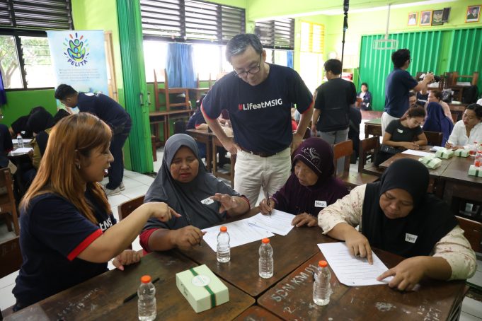 MSIG Life Bersama dengan ISCO Organization Gelar Workshop Literasi Keuangan “Pintar Atur Uang” Di SDN Kebon Melati 01 Pagi, Jakarta Pusat Jajaran manajemen MSIG Life dan karyawan mendampingi orang tua dari keluarga prasejahtera dampingan Indonesia Street Children Organization (ISCO Foundation) dalam workshop literasi keuangan "Pintar Atur Uang" di SDN Kebon Melati 01 Pagi, Jakarta Pusat, Sabtu (30/5). Melalui permainan dan aktivitas interaktif, para orang tua berlatih menyusun dan memprioritaskan anggaran keuangan serta membedakan kebutuhan dari keinginan; keterampilan keuangan dasar untuk mengelola pendapatan dan pengeluaran dengan bijak demi masa depan keluarga dan anak yang lebih cerah.