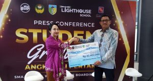 Dukung Kampanye Go Green di Lingkungan Sekolah, Bank Mandiri Taspen Serahkan Bantuan Mesin Air Siap Minum ke SMA Dharma Wanita 1 Pare