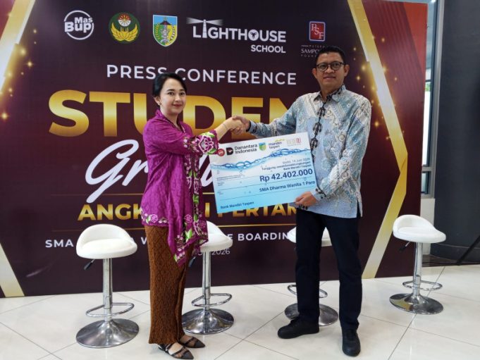 Dukung Kampanye Go Green di Lingkungan Sekolah, Bank Mandiri Taspen Serahkan Bantuan Mesin Air Siap Minum ke SMA Dharma Wanita 1 Pare