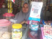 Ancaman Tergerus Mobile Banking, Semangat Azizah Menjaga Denyut Nadi Ekonomi Keluarga