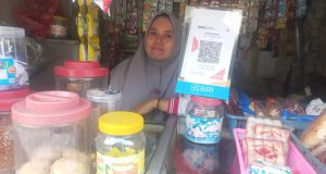 Ancaman Tergerus Mobile Banking, Semangat Azizah Menjaga Denyut Nadi Ekonomi Keluarga