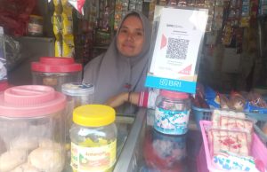 Ancaman Tergerus Mobile Banking, Semangat Azizah Menjaga Denyut Nadi Ekonomi Keluarga