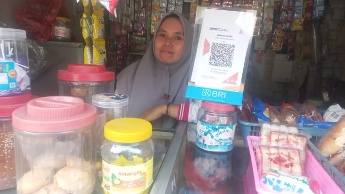 Ancaman Tergerus Mobile Banking, Semangat Azizah Menjaga Denyut Nadi Ekonomi Keluarga