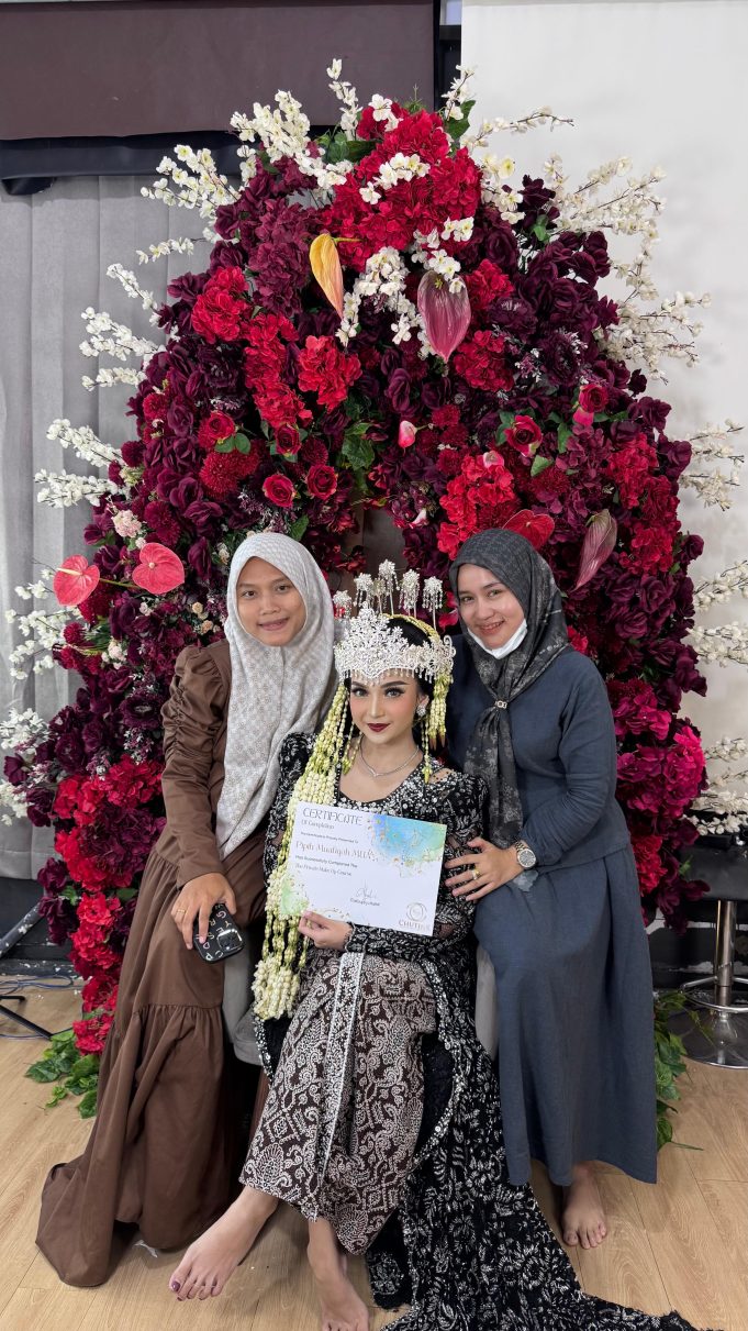 Kisah Sukses Mantan Pegawai Honorer Jadi Profesional MUA