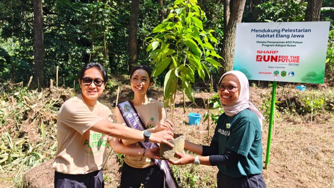 Selamatkan Habitat Elang Jawa, Sharp Mengubah Langkah Pelari Menjadi 600 Pohon