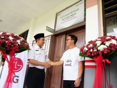 Tingkatkan Kualitas Pendidikan, LG Serahkan 27 Monitor dan Tiga AC ke SMKN 2 Tangsel Lewat Program LG Loves School