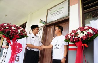 Tingkatkan Kualitas Pendidikan, LG Serahkan 27 Monitor dan Tiga AC ke SMKN 2 Tangsel Lewat Program LG Loves School