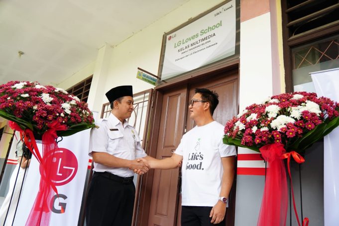 Tingkatkan Kualitas Pendidikan, LG Serahkan 27 Monitor dan Tiga AC ke SMKN 2 Tangsel Lewat Program LG Loves School