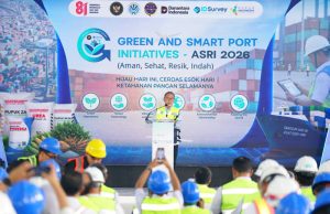 MENKO PANGAN ANUGERAHKAN PENGHARGAAN PELABUHAN TERBAIK NASIONAL KEPADA PETROKIMIA GRESIK